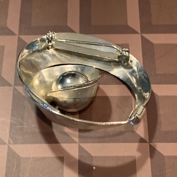 Five Silver Toned Brooches - Picture 7 of 11